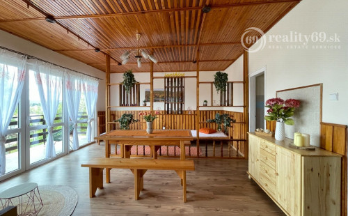 MAĎARSKO - JAZERO RAKACA - 2 IZBOVÁ CHATA S TOP VÝHĽADOM NA JAZERO S TERASOU.