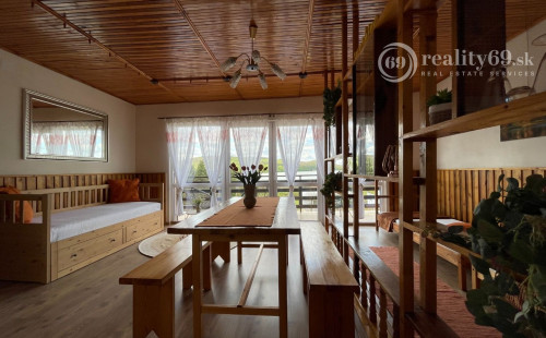 MAĎARSKO - JAZERO RAKACA - 2 IZBOVÁ CHATA S TOP VÝHĽADOM NA JAZERO S TERASOU.