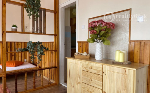 MAĎARSKO - JAZERO RAKACA - 2 IZBOVÁ CHATA S TOP VÝHĽADOM NA JAZERO S TERASOU.