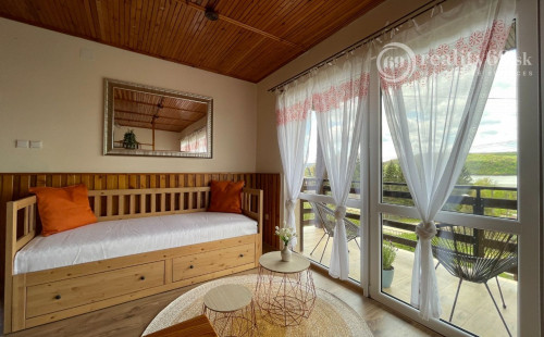 MAĎARSKO - JAZERO RAKACA - 2 IZBOVÁ CHATA S TOP VÝHĽADOM NA JAZERO S TERASOU.