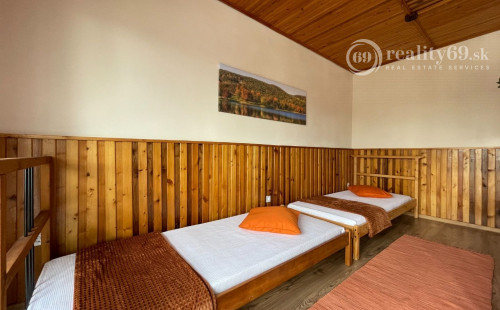 MAĎARSKO - JAZERO RAKACA - 2 IZBOVÁ CHATA S TOP VÝHĽADOM NA JAZERO S TERASOU.