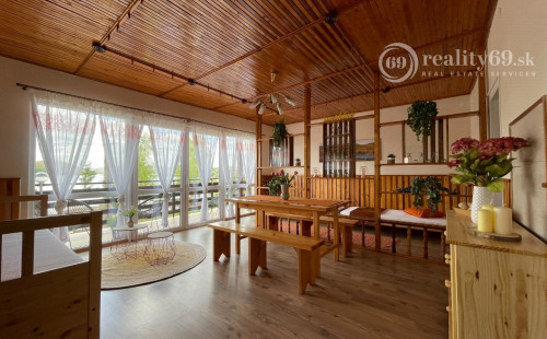 MAĎARSKO - JAZERO RAKACA - 2 IZBOVÁ CHATA S TOP VÝHĽADOM NA JAZERO S TERASOU.