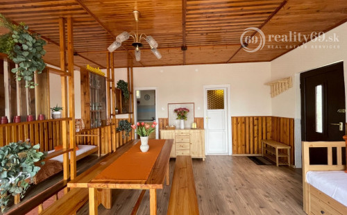 MAĎARSKO - JAZERO RAKACA - 2 IZBOVÁ CHATA S TOP VÝHĽADOM NA JAZERO S TERASOU.