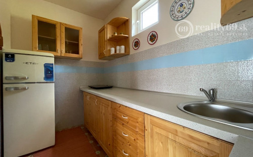 MAĎARSKO - JAZERO RAKACA - 2 IZBOVÁ CHATA S TOP VÝHĽADOM NA JAZERO S TERASOU.