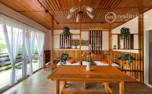 MAĎARSKO - JAZERO RAKACA - 2 IZBOVÁ CHATA S TOP VÝHĽADOM NA JAZERO S TERASOU.