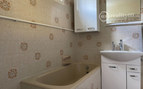 MAĎARSKO - JAZERO RAKACA - 2 IZBOVÁ CHATA S TOP VÝHĽADOM NA JAZERO S TERASOU.