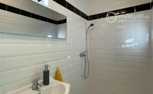 MAĎARSKO - JAZERO RAKACA - SUPER 3 IZBOVÁ CHATA, KUCHYŇA, JEDÁLEŇ, GARÁŽ PRI JAZERE S TERASOU.