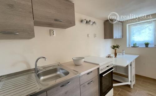 MAĎARSKO - JAZERO RAKACA - SUPER 3 IZBOVÁ CHATA, KUCHYŇA, JEDÁLEŇ, GARÁŽ PRI JAZERE S TERASOU.