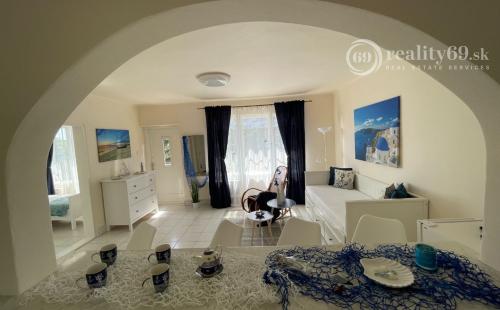 MAĎARSKO - JAZERO RAKACA - PEKNÁ 2 IZBOVÁ CHATA PRI JAZERE S TERASOU.