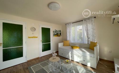 MAĎARSKO - JAZERO RAKACA - SUPER 3 IZBOVÁ CHATA, KUCHYŇA, JEDÁLEŇ, GARÁŽ PRI JAZERE S TERASOU.