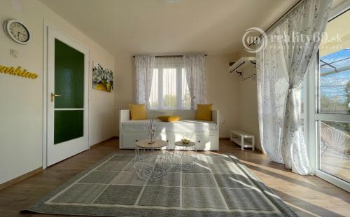 MAĎARSKO - JAZERO RAKACA - SUPER 3 IZBOVÁ CHATA, KUCHYŇA, JEDÁLEŇ, GARÁŽ PRI JAZERE S TERASOU.