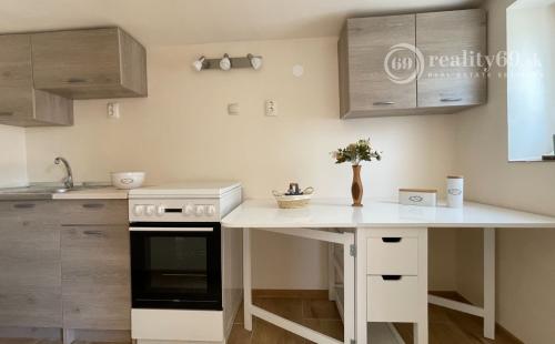 MAĎARSKO - JAZERO RAKACA - SUPER 3 IZBOVÁ CHATA, KUCHYŇA, JEDÁLEŇ, GARÁŽ PRI JAZERE S TERASOU.