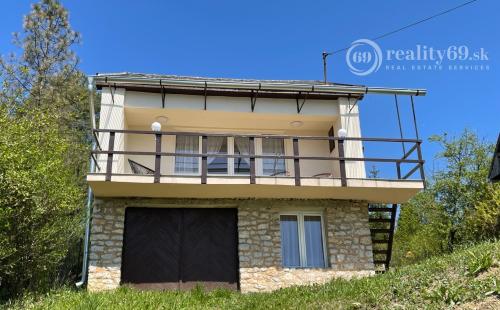 MAĎARSKO - JAZERO RAKACA - SUPER 3 IZBOVÁ CHATA, KUCHYŇA, JEDÁLEŇ, GARÁŽ PRI JAZERE S TERASOU.