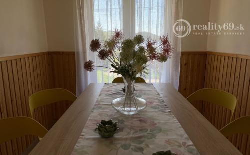 MAĎARSKO - JAZERO RAKACA - SUPER 3 IZBOVÁ CHATA, KUCHYŇA, JEDÁLEŇ, GARÁŽ PRI JAZERE S TERASOU.