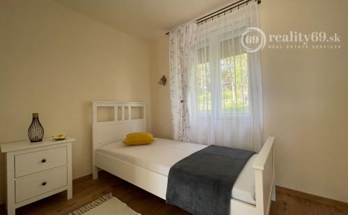 MAĎARSKO - JAZERO RAKACA - SUPER 3 IZBOVÁ CHATA, KUCHYŇA, JEDÁLEŇ, GARÁŽ PRI JAZERE S TERASOU.