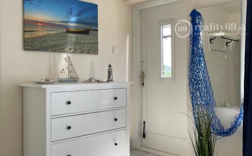 MAĎARSKO - JAZERO RAKACA - PEKNÁ 2 IZBOVÁ CHATA PRI JAZERE S TERASOU.