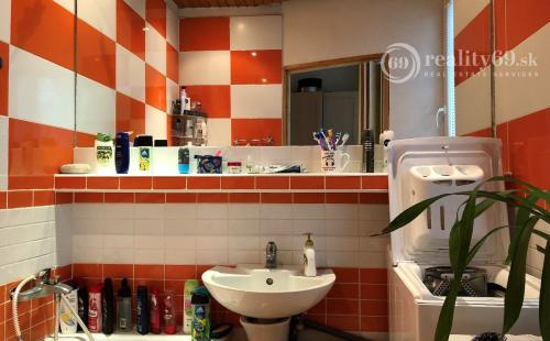 JAZERO - DONSKÁ 3 IZBOVÝ PEKNÝ BYT  68 M2 S LODŽIOU.