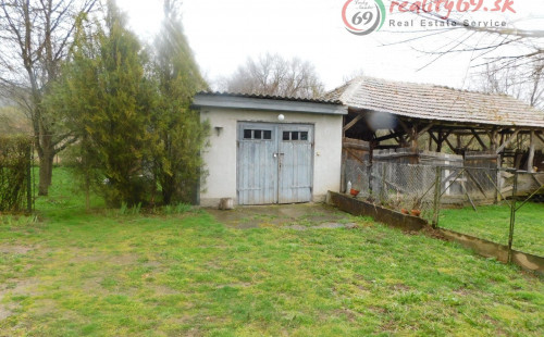 MAĎARSKO - KÉKED 3 IZBOVÝ RD V STREDE DEDINY S  POZEMOK 7348 M2