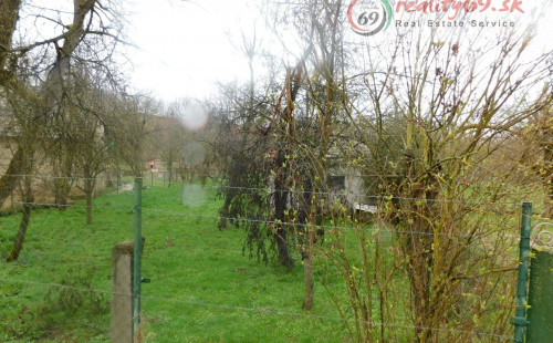 MAĎARSKO - KÉKED 3 IZBOVÝ RD V STREDE DEDINY S  POZEMOK 7348 M2