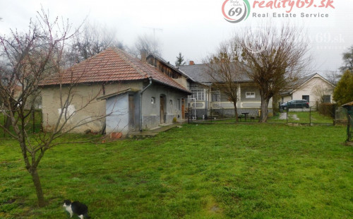 MAĎARSKO - KÉKED 3 IZBOVÝ RD V STREDE DEDINY S  POZEMOK 7348 M2