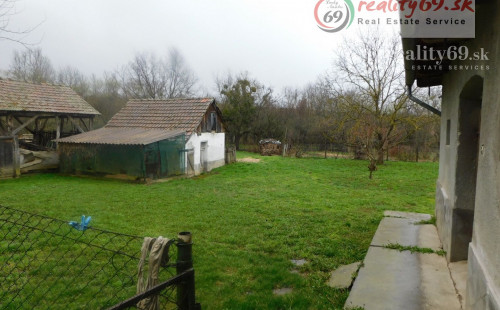 MAĎARSKO - KÉKED 3 IZBOVÝ RD V STREDE DEDINY S  POZEMOK 7348 M2