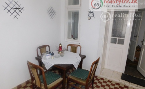 MAĎARSKO - KÉKED 3 IZBOVÝ RD V STREDE DEDINY S  POZEMOK 7348 M2