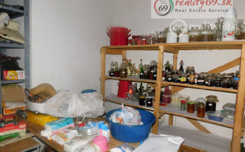 MAĎARSKO - KÉKED 3 IZBOVÝ RD V STREDE DEDINY S  POZEMOK 7348 M2