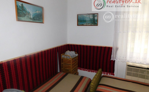 MAĎARSKO - KÉKED 3 IZBOVÝ RD V STREDE DEDINY S  POZEMOK 7348 M2