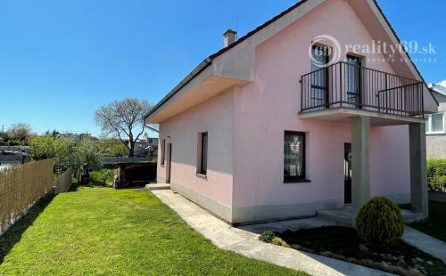 KECHNEC - KVALITNÁ NOVOSTAVBA 4 IZBOVÉHO RD  S BAZÉNOM.