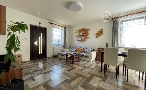 KECHNEC - KVALITNÁ NOVOSTAVBA 4 IZBOVÉHO RD  S BAZÉNOM.