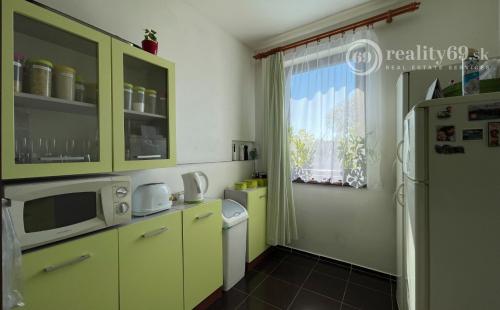 KECHNEC - KVALITNÁ NOVOSTAVBA 4 IZBOVÉHO RD  S BAZÉNOM.