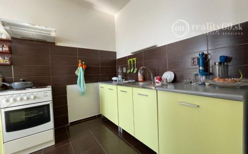 KECHNEC - KVALITNÁ NOVOSTAVBA 4 IZBOVÉHO RD  S BAZÉNOM.