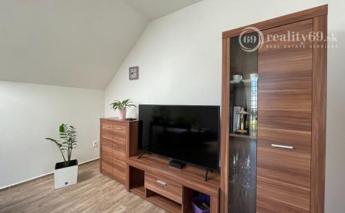 KECHNEC - KVALITNÁ NOVOSTAVBA 4 IZBOVÉHO RD  S BAZÉNOM.