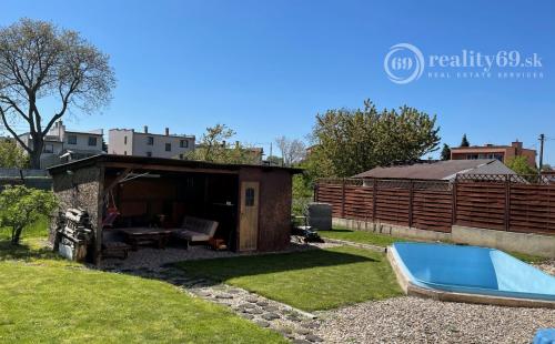 KECHNEC - KVALITNÁ NOVOSTAVBA 4 IZBOVÉHO RD  S BAZÉNOM.