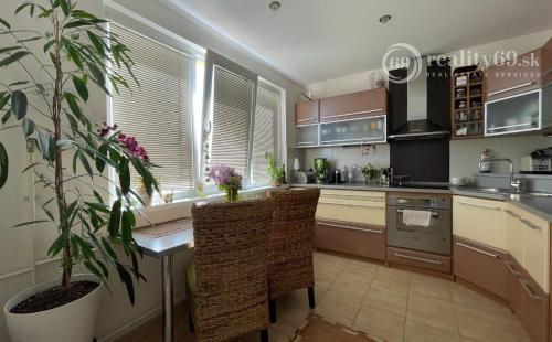 TERASA - POPRADSKÁ 1 IZBOVÝ BYT 38 M2, KOMPLETNÁ REKONŠTRUKCIA VRÁTANE ZARIADENIA BEZ LODŽIE.