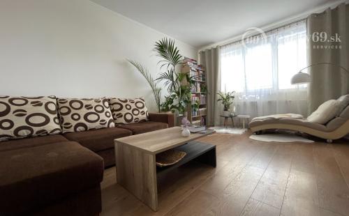 TERASA - POPRADSKÁ 1 IZBOVÝ BYT 38 M2, KOMPLETNÁ REKONŠTRUKCIA VRÁTANE ZARIADENIA BEZ LODŽIE.