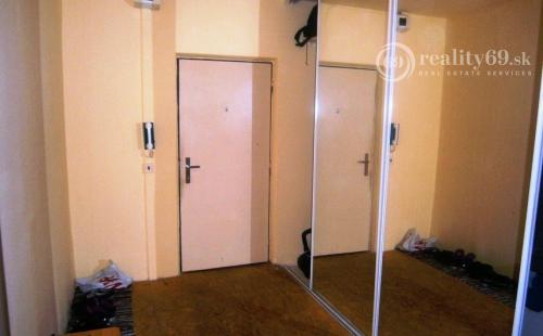 CENTRUM MESTA - KUZMÁNYHO ZARIADENÝ BYT SO SPOTREBIČMI.