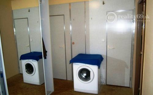 CENTRUM MESTA - KUZMÁNYHO ZARIADENÝ BYT SO SPOTREBIČMI.