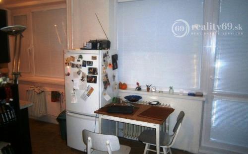 CENTRUM MESTA - KUZMÁNYHO ZARIADENÝ BYT SO SPOTREBIČMI.