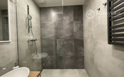 TERASA - IDANSKÁ -KOMPLET REKONŠTRUKCIA 1,5 IZBOVÝ BYT  S LODŽIOU.