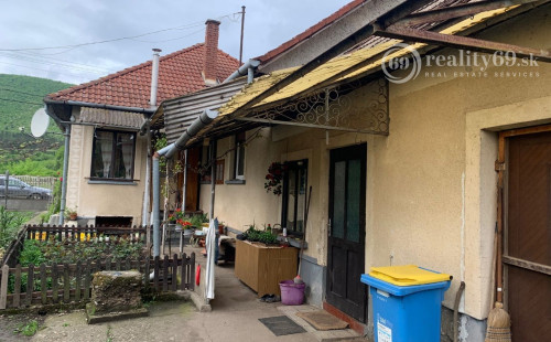 MAĎARSKO OBEC TORNANÁDASKA - PEKNÝ 4 IZBOVÝ KAMENNÝ RD BLÍZKO HRANÍC.