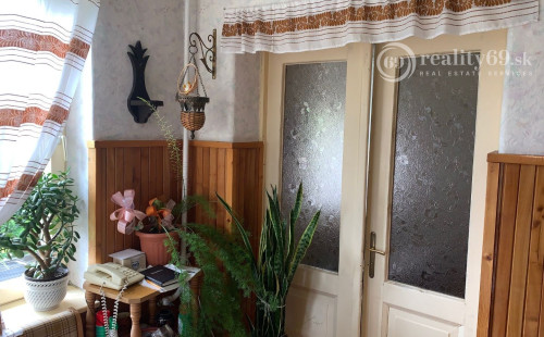 MAĎARSKO OBEC TORNANÁDASKA - PEKNÝ 4 IZBOVÝ KAMENNÝ RD BLÍZKO HRANÍC.