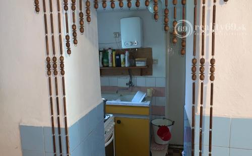 MAĎARSKO OBEC TORNANÁDASKA - PEKNÝ 4 IZBOVÝ KAMENNÝ RD BLÍZKO HRANÍC.