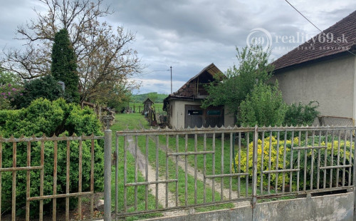 MAĎARSKO OBEC TORNANÁDASKA - PEKNÝ 4 IZBOVÝ KAMENNÝ RD BLÍZKO HRANÍC.