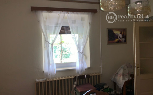 MAĎARSKO OBEC TORNANÁDASKA - PEKNÝ 4 IZBOVÝ KAMENNÝ RD BLÍZKO HRANÍC.