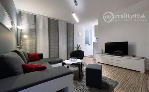 CENTRUM MESTA - VOĽNÝ MODERNÝ 2 IZBOVÝ BYT KOMPLETNE ZARIADENÝ.