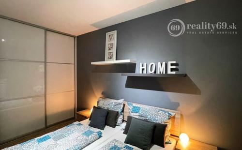 CENTRUM MESTA - VOĽNÝ MODERNÝ 2 IZBOVÝ BYT KOMPLETNE ZARIADENÝ.