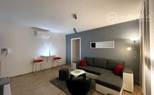 CENTRUM MESTA - VOĽNÝ MODERNÝ 2 IZBOVÝ BYT KOMPLETNE ZARIADENÝ.