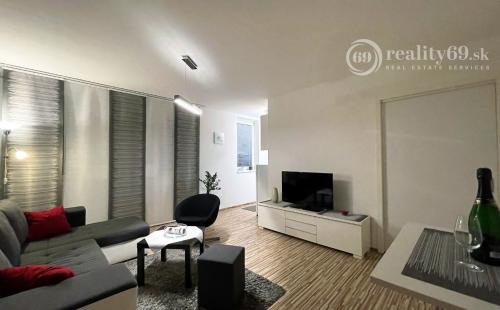 CENTRUM MESTA - VOĽNÝ MODERNÝ 2 IZBOVÝ BYT KOMPLETNE ZARIADENÝ.