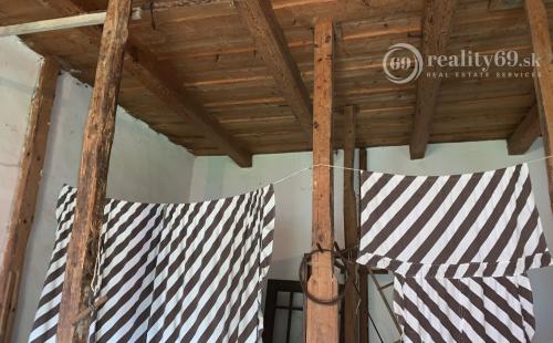 MAĎARSKO - PERECSE 3 IZBOVÝ SEDLIACKY DOM S LETNOU KUCHYŇOU